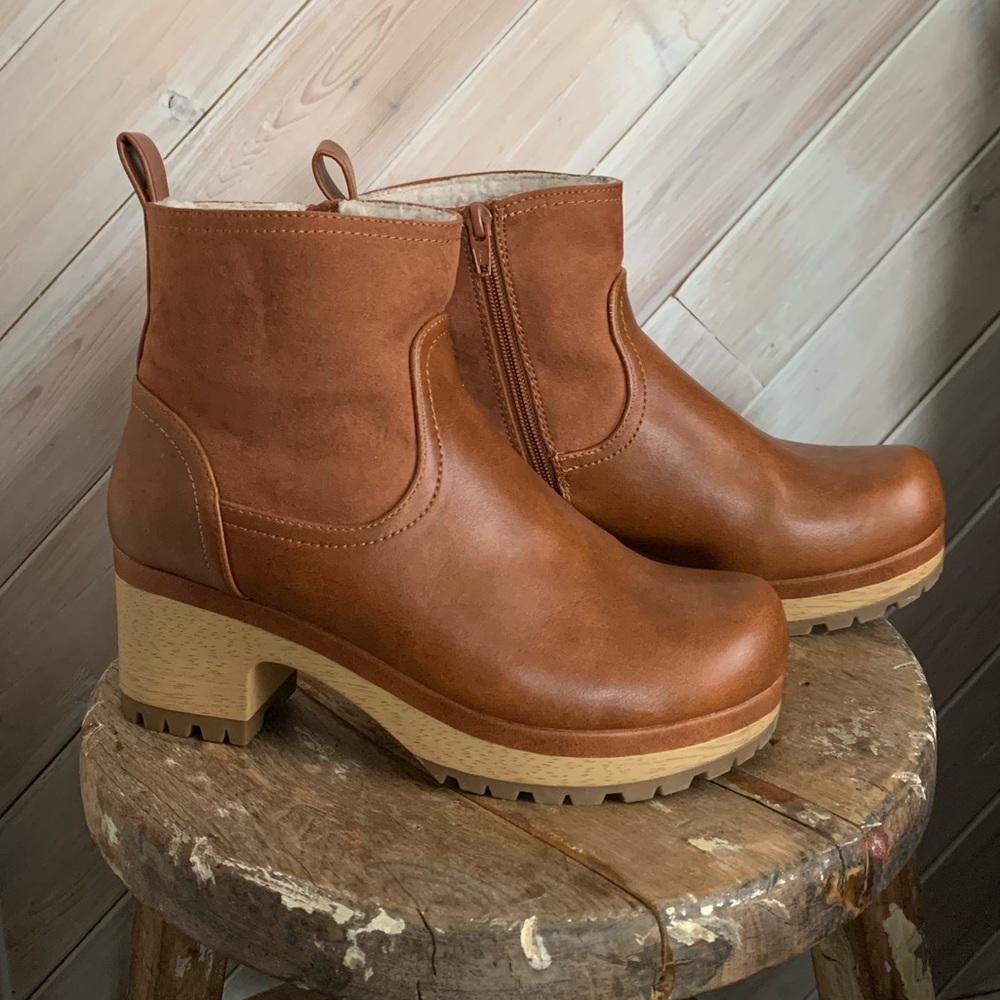 Universal Thread Fawn Clog Boots